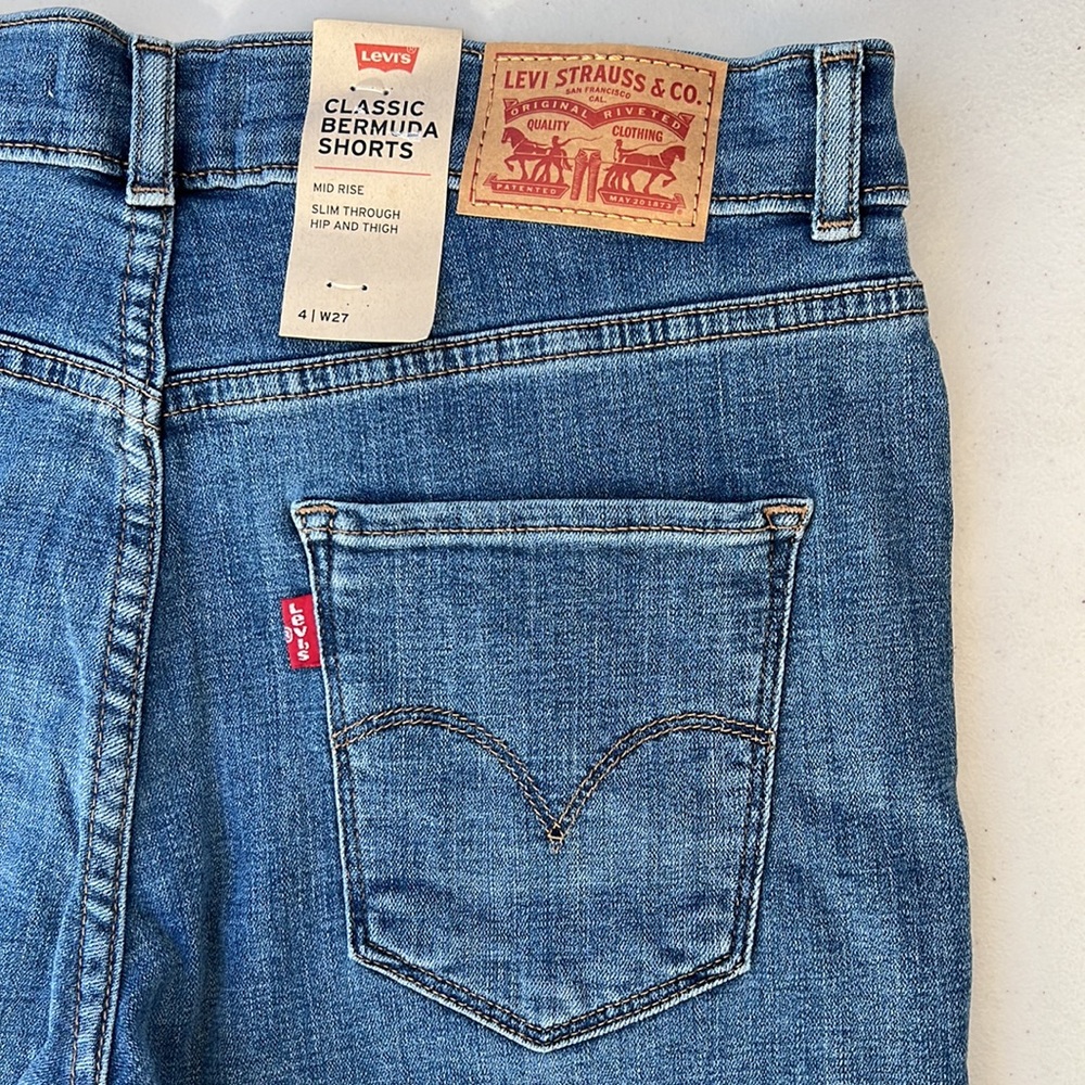 Levi’s Classic Bermuda Shorts (size 4/27) - Picture 3 of 6